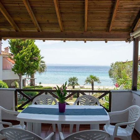 Alexger Beach Front Deluxe House Нікіті Екстер'єр фото